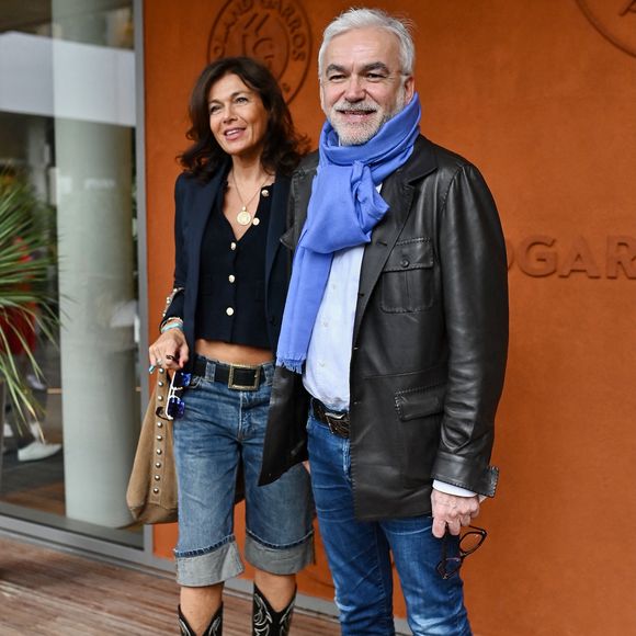 Il en a notamment été le directeur délégué quand elle en est aujourd'hui la DRH...

Catherine Bancarel et Pascal Praud posent au Village pendant les Internationaux de France à Roland Garros le 07 juin 2025 à Paris, France. Photo par ABACAPRESS.COM