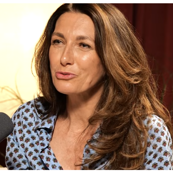 La journaliste Anne-Claire Coudray présente le JT de 13h et ceux du week-end depuis 11 ans.

Anne-Claire Coudray sur le plateau du podcast "Conversations avant la fin du monde".