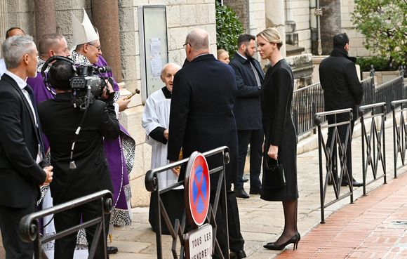 Le prince Albert II de Monaco et la princesse Charlène de Monaco, Monseigneur Dominique-Marie, le père Penzo - Obsèques de Didier Guillaume (ancien ministre de l'Agriculture entre 2018 et 2020 et ancien Ministre d'Etat de Monaco 2024–2025) en la cathédrale Notre-Dame-Immaculée de Monaco le 23 janvier 2025. © Bruno Bebert/Bestimage