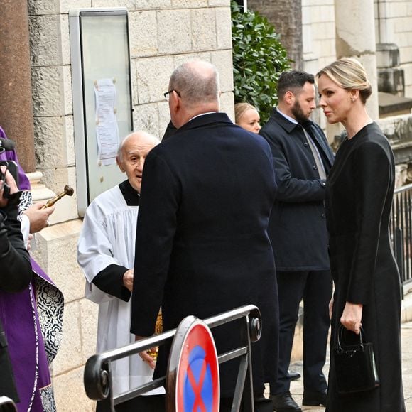 Le prince Albert II de Monaco et la princesse Charlène de Monaco, Monseigneur Dominique-Marie, le père Penzo - Obsèques de Didier Guillaume (ancien ministre de l'Agriculture entre 2018 et 2020 et ancien Ministre d'Etat de Monaco 2024–2025) en la cathédrale Notre-Dame-Immaculée de Monaco le 23 janvier 2025. © Bruno Bebert/Bestimage