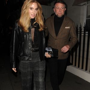Tandis que Guy Ritchie a fait le déplacement avec Jacqui Ainsley, avec qui il est en couple depuis 2010.

Exclusif - Guy Ritchie et Jacqui Ainsley, le 12 décembre 2025.

Photo : Agence / Bestimage