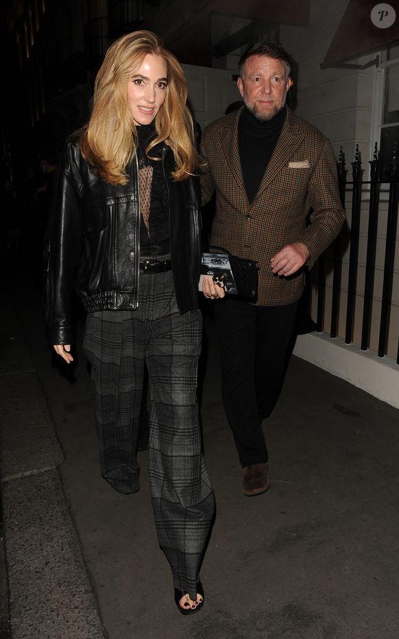 Tandis que Guy Ritchie a fait le déplacement avec Jacqui Ainsley, avec qui il est en couple depuis 2010.

Exclusif - Guy Ritchie et Jacqui Ainsley, le 12 décembre 2025.

Photo : Agence / Bestimage