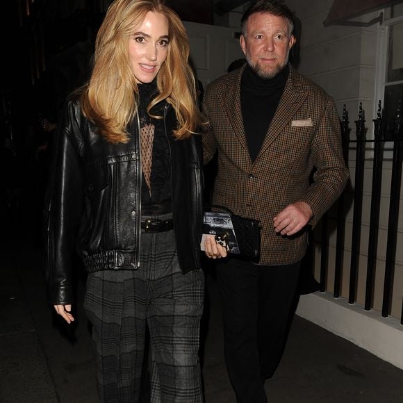 Tandis que Guy Ritchie a fait le déplacement avec Jacqui Ainsley, avec qui il est en couple depuis 2010.

Exclusif - Guy Ritchie et Jacqui Ainsley, le 12 décembre 2025.

Photo : Agence / Bestimage
