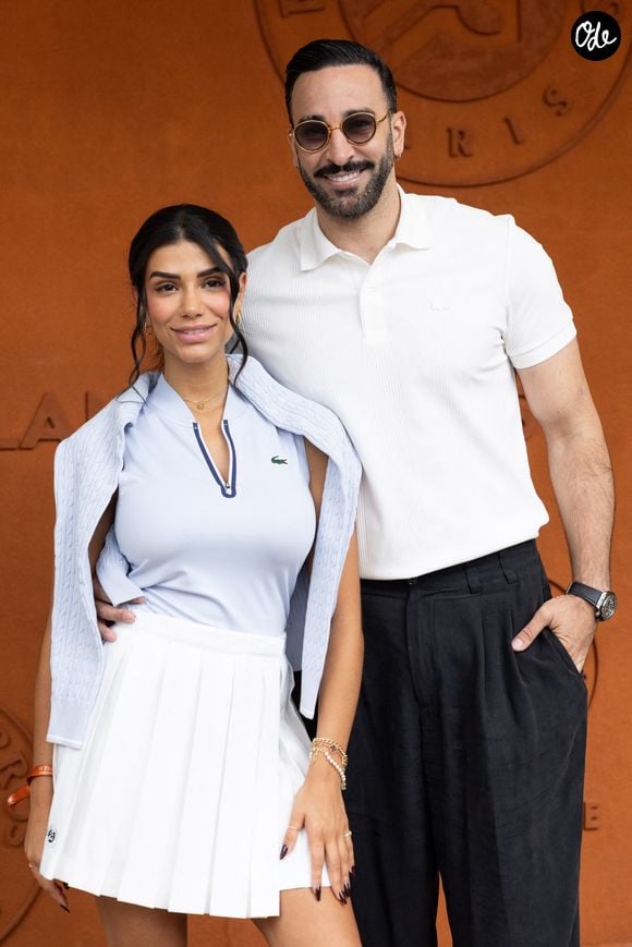 Interrogé par Laurent Ruquier sur sa situation amoureuse, il a répondu être célibataire.

Adil Rami et sa compagne Louana Franco au photocall du village lors des Internationaux de France de Tennis de Roland Garros 2026, à Paris, France, le 5 juin 2026. © Jacovides-Moreau/Bestimage