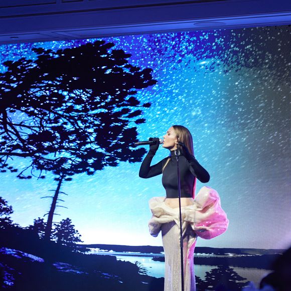 Exclusif - Vitaa - 12ème édition de la soirée Global Gift Gala à l'hôtel Four Seasons George V à Paris le 5 octobre 2024.
Le 5 octobre 2024, le prestigieux hôtel Four Seasons George V a accueilli la 12ème édition du Global Gift Gala Paris, une soirée d'exception présidée par Maria Bravo et placée sous le patronage de l'actrice et philanthrope E.Longoria. Ce gala caritatif annuel, devenu un rendez-vous incontournable de la capitale, a réuni les plus grandes personnalités pour soutenir deux causes majeures : la Global Gift Foundation et l'association Women Safe & Children.

Sous les ors de l'un des plus beaux palaces parisiens, cette soirée d'élégance et de générosité a offert de nombreux temps forts, dont des performances musicales inédites.

Un moment d'émotion a été également marqué par la remise du Global Gift Humanitarian Award à l'humoriste F.Foresti, en reconnaissance de son engagement exemplaire et de ses actions en faveur des femmes et enfants victimes de violences familiales. Mme Mo.Bacardi a également reçu le “Global Gift Women Empowerment Award”.

Un dîner de haute gastronomie a été servi, entouré de personnalités de renom. La soirée a été animée par la journaliste He.Mannarino et le mannequin L.Bernal, et le dîner gastronomique a été signé par le chef triplement étoilé C.Le Squer, du célèbre restaurant Le Cinq.

De nombreuses personnalités issues du monde du cinéma, de la mode et du spectacle ont honoré cet événement prestigieux, témoignant de leur engagement pour des causes humanitaires qui leur tiennent à cœur.

La soirée a été placée sous le signe de l'élégance et du raffinement. Eva Longoria, marraine de la Global Gift Foundation, a été parée des créations d'exception de la maison APM Monaco, partenaire officiel de l'événement.

Le cocktail d'accueil a été rehaussé par le champagne de la maison Grégory Verlet, les vins de Pomerol du Château de Marianne de Pedro, ainsi que les spiritueux du Groupe Love Spirit, offrant une expérience gustative unique.

Cette 12ème édition du Global Gift Gala Paris a été un moment inoubliable de générosité et de partage, où l'art, la gastronomie et la solidarité se sont réunis pour faire briller l'espoir d'un monde meilleur.


© Cyril Moreau / Bestimage