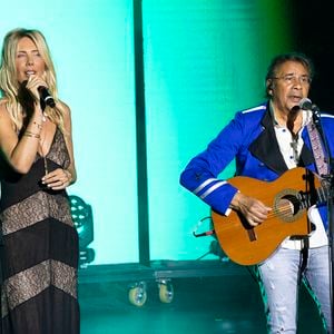 Laurent Voulzy et sa compagne Isaure Le Faou interprètent deux titres ensemble lors du 41ème Festival de Ramatuelle, le 9 août 2025. Crédit Cyril Bruneau / Bestimage