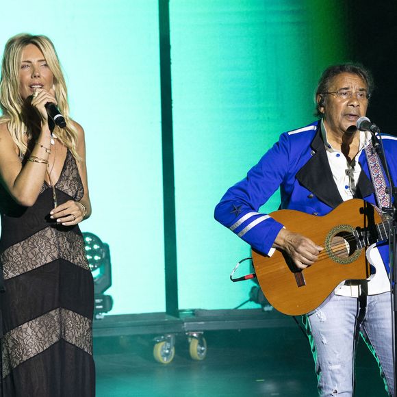 Laurent Voulzy et sa compagne Isaure Le Faou interprètent deux titres ensemble lors du 41ème Festival de Ramatuelle, le 9 août 2025. Crédit Cyril Bruneau / Bestimage