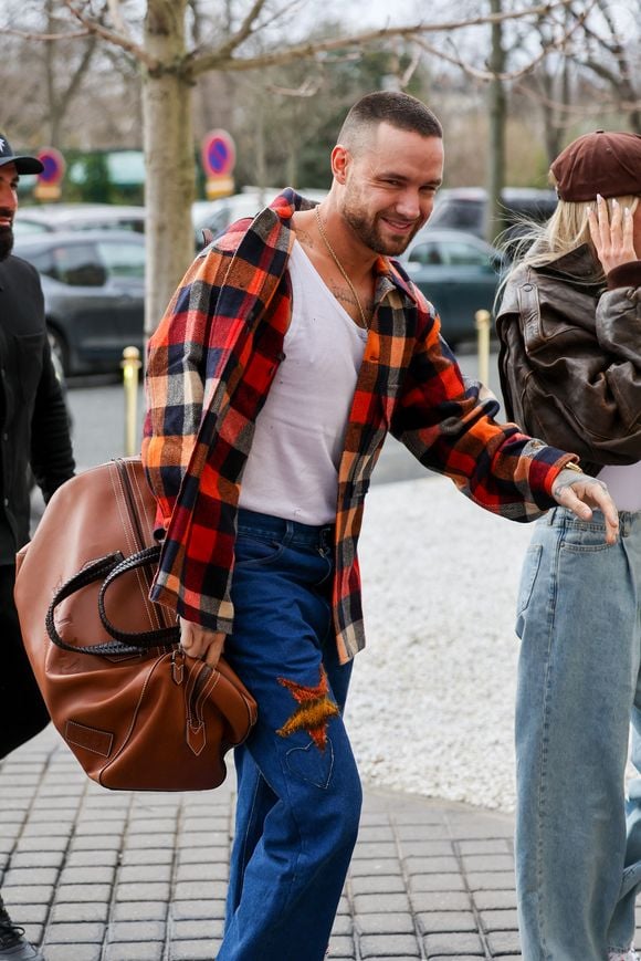 Exclusif - Liam Payne et sa compagne Kate Cassidy arrivent à l'hôtel La Réserve lors de la mode femme automne / hiver 2024-2025 lors de la Fashion Week de Paris (PFW), à Paris, France, le 1er mars 2024. AGENCE / BESTIMAGE