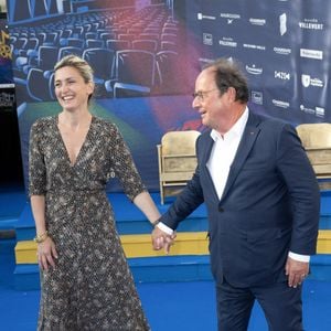 Julie Gayet et son mari François Hollande aux arrivées sur le tapis bleu de la 16ème édition du festival du film francophone de Angoulême le 25 août 2023.
© Coadic Guirec / Bestimage