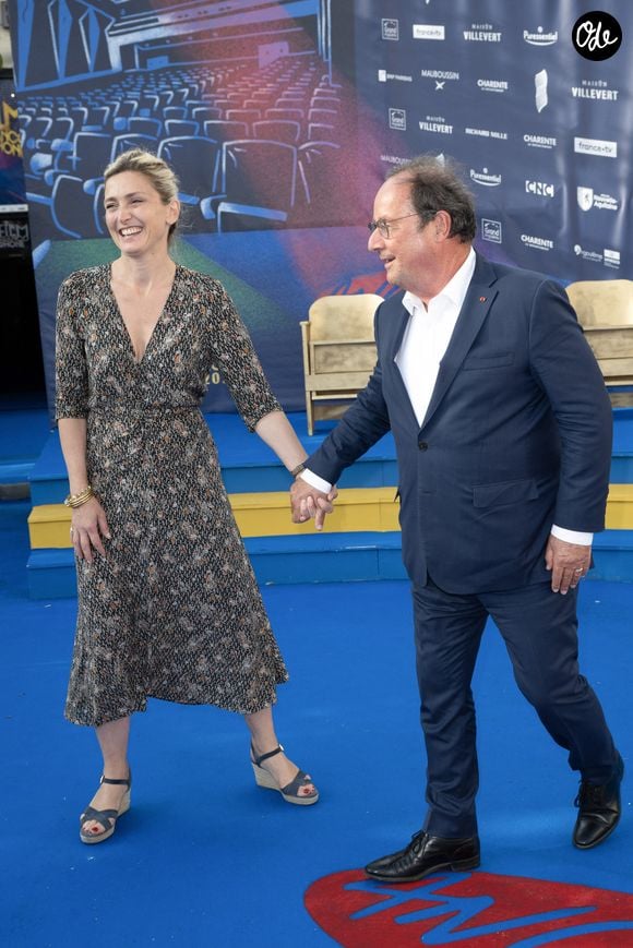 Julie Gayet et son mari François Hollande aux arrivées sur le tapis bleu de la 16ème édition du festival du film francophone de Angoulême le 25 août 2023.
© Coadic Guirec / Bestimage