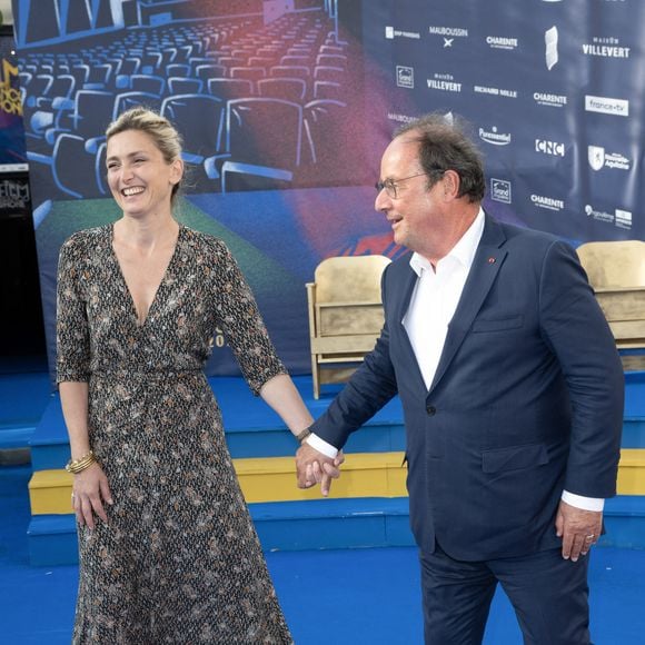 Julie Gayet et son mari François Hollande aux arrivées sur le tapis bleu de la 16ème édition du festival du film francophone de Angoulême le 25 août 2023.
© Coadic Guirec / Bestimage