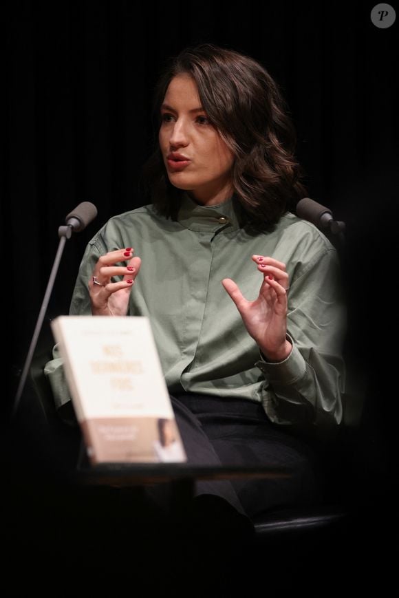 Elle insiste néanmoins sur le fait que tout n’est pas excusable, mais que de nombreuses blessures peuvent être dépassées avec le temps et la distance.

Exclusif - La philosophe et petite-fille de l'acteur Michel Galabru, Sophie Galabru présente son livre "Nos dernières fois" - Allary Editions, à la Station Ausone-Librairie Mollat à Bordeaux, le 14 mars 2025. © Jean-Marc Lhomer/Bestimage