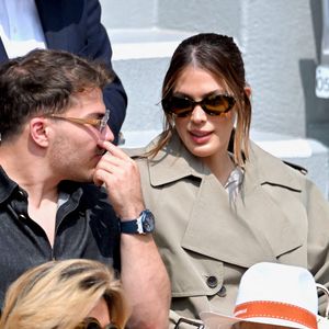 Antoine Dupont et Iris Mittenaere sont vus dans les gradins de Roland Garros le 08 juin 2025 à Paris, France. ©ABACAPRESS.COM