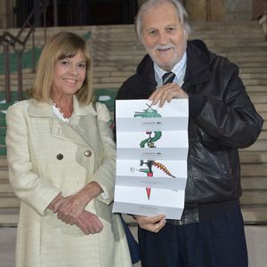 Lui, c’est l’artiste, elle, la cheffe d’orchestre de leur quotidien, celle qui fait tourner la boutique en plus de faire bouillir la marmite : "Il n’a pas toujours été simple à gérer, mais avec lui, je ne me suis jamais ennuyée une seule seconde".

Chantal Goya et son mari Jean-Jacques Debout - Soirée "Lacoste by Jean-Paul Goude" dans le cadre de la fashion Week au Palais de la Porte Dorée à Paris le 28 septembre 2016. © Giancarlo Gorassini/Bestimage