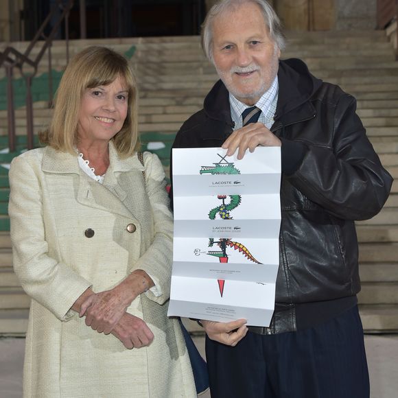 Lui, c’est l’artiste, elle, la cheffe d’orchestre de leur quotidien, celle qui fait tourner la boutique en plus de faire bouillir la marmite : "Il n’a pas toujours été simple à gérer, mais avec lui, je ne me suis jamais ennuyée une seule seconde".

Chantal Goya et son mari Jean-Jacques Debout - Soirée "Lacoste by Jean-Paul Goude" dans le cadre de la fashion Week au Palais de la Porte Dorée à Paris le 28 septembre 2016. © Giancarlo Gorassini/Bestimage