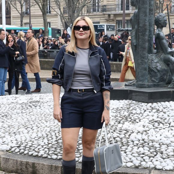 En effet, la chanteuse a accompagné sa veste d'un short de tailleur ceinturé, d'un top gris clair, de boots biker et de lunettes rectangulaires noires.

La chanteuse Louane (Louane Emera) aux arrivées au défilé Miu Miu Mode Féminine Prêt-À-Porter Automne/Hiver 2025-2026 lors de la Fashion Week de Paris (PFW) au Conseil économique et social Palais de Iéna, à Paris, France, le 11 mars 2025. © Denis Guignebourg/Bestimage