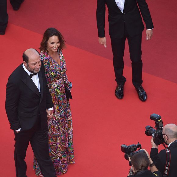 Kad Merad et sa compagne Julia Vignali - Montée des marches du film « OSS 117 : Alerte rouge en Afrique Noire » lors du 74ème Festival International du Film de Cannes. Le 17 juillet 2021. Crédit : Agence / Bestimage