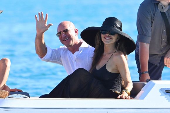 Jeff Bezos et sa femme Lauren Sanchez au Club 55 sur la plage de Pampelonne à Saint-Tropez (Ramatuelle), Côte d'Azur, France, le 22 juillet 2025. © Bestimage
