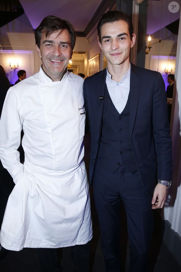 "Nous avons l’impression de prendre la main d’Antoine et d’avancer avec lui. Papa m’a toujours dit : “On s’arrêtera le jour où il sera plus connu que Coluche", a-t-il révélé. 

Le chef cuisinier du Pavillon Ledoyen Yannick Alléno et son fils Thomas Alléno - Le dîner caritatif de Babeth Djian et l’association AEM ("Un Avenir pour les Enfants du Monde") pour les enfants du Rwanda au Pavillon Ledoyen à Paris, France, le 8 décembre 2016. Chaque année avant les fêtes, Babeth Djian mobilise la mode le temps d’un dîner caritatif au profit des enfants du Rwanda. La directrice de la rédaction de Numéro Magazine associe à la cause de l’association AEM, les grandes maisons de couture française. © Olivier Borde/Bestimage