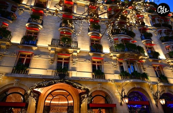 L'hôtel Plaza Athénée au 25 Avenue Montaigne - Illustration des Illuminations de Noël dans les rues de Paris le 26 novembre 2024. © Christian Liewig/Bestimage