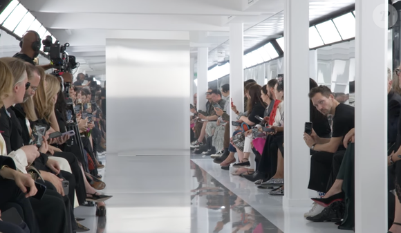 Il y aura aussi des dessins et des vêtements issus de sa propre collection, couvrant la période de 1984 à 2008.

Maison Margiela Co-Ed Spring Summer 2024 Collection - YouTube