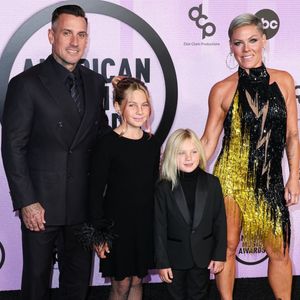 Carey Hart, Willow Hart, Jameson Hart, Pink, P!nk, Alecia Beth Moore Hart - 50ème cérémonie des American Music Awards à Los Angeles, le 20 novembre 2022.
Backgrid USA / Bestimage