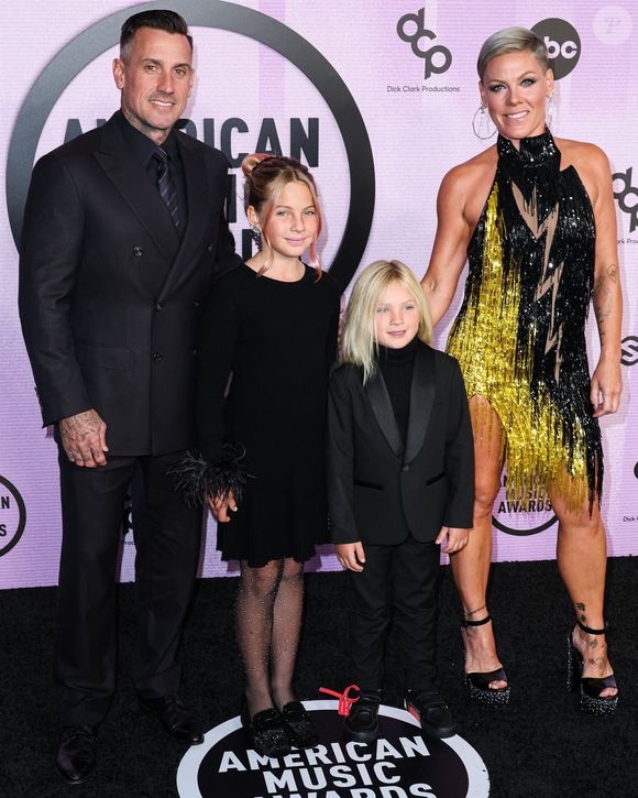 Carey Hart, Willow Hart, Jameson Hart, Pink, P!nk, Alecia Beth Moore Hart - 50ème cérémonie des American Music Awards à Los Angeles, le 20 novembre 2022.
Backgrid USA / Bestimage