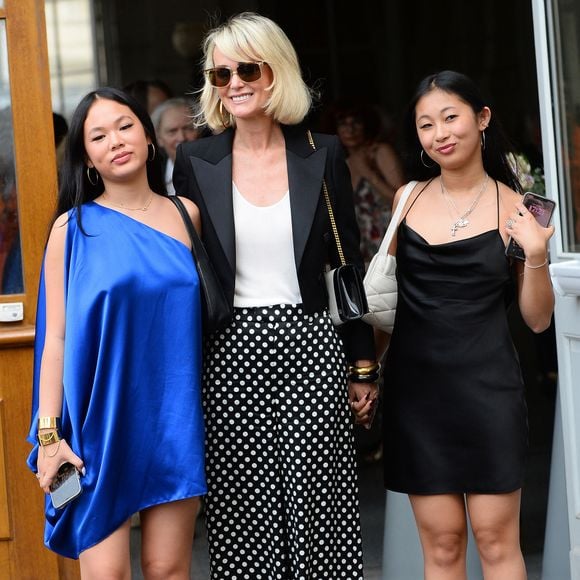 Laeticia Hallyday et ses filles Jade et Joy à leur arrivée au mariage de Claude Lelouch à la mairie du 18ème à Paris. Le 17 juin 2023. © Agence / Bestimage