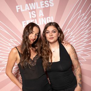 Bella Tilbury, Louane Emera au photocall du dîner intimiste organisé par Charlotte Tilbury dans le cadre de l'événement AFF à Paris, France, le 15 septembre 2026. © Pierrick Rocher/BFA.com/Backgrid/Bestimage