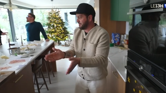 Claudio Capéo ouvre les portes de sa maison dans un petit village d'Alsace : belle cuisine familiale avec un grand îlot central et studio de musique