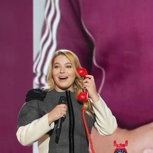 Santa (marraine de l'édition 2025) lors de la deuxième soirée de la 39ème édition du Téléthon sur France 2 aux Studios du Lendit à Saint-Denis, France, le 6 décembre 2025. Les trente heures du Téléthon 2025 s'achèvent sur un compteur de 83,5 millions d'euros. © Anne-Sophie Guebey/Bestimage