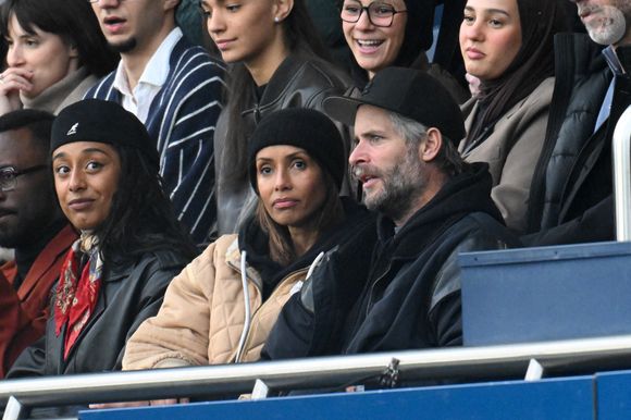 Sonia Rolland et son mari Guillaume Gabriel en tribunes lors du match de football Ligue 1 Uber Eats opposant le Paris Saint-Germain (PSG) à l'OGC Nice (1-0) au Parc des Princes à Paris, France, le 1er novembre 2025. © Lionel Urman/Bestimage