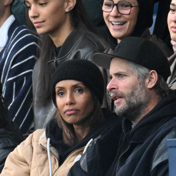 Sonia Rolland et son mari Guillaume Gabriel en tribunes lors du match de football Ligue 1 Uber Eats opposant le Paris Saint-Germain (PSG) à l'OGC Nice (1-0) au Parc des Princes à Paris, France, le 1er novembre 2025. © Lionel Urman/Bestimage