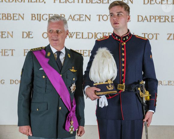 Le prince Gabriel semble avoir trouvé sa voix. 

Les Majestés le Roi et la Reine assisteront à la cérémonie militaire au cours de laquelle Son Altesse Royale le Prince Gabriel prêtera serment, avec ses camarades de la 162e promotion des sciences sociales et militaires, ainsi que des élèves de la 177e promotion polytechnique et de diverses promotions de la division spéciale, en tant qu'officier après avoir obtenu son diplôme de bachelier à l'Ecole Royale Militaire (ERM). © Jean-Marc Quinet/Content Curation/ABACAPRESS.COM
