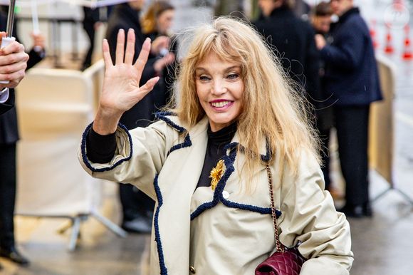 La chanteuse a salué l’entrée en scène d’Aya Nakamura et sa réponse aux critiques.

Arielle Dombasle - Arrivées au premier défilé Chanel "Collection Haute Couture Printemps/Eté 2026" lors de la Fashion Week de Paris (PFW) au Grand Palais, à Paris, France, le 27 janvier 2026. © Florian Lavielle/Bestimage