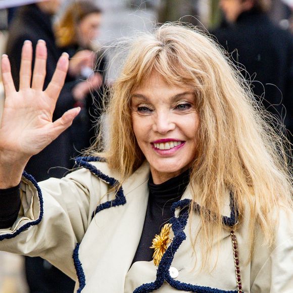 La chanteuse a salué l’entrée en scène d’Aya Nakamura et sa réponse aux critiques.

Arielle Dombasle - Arrivées au premier défilé Chanel "Collection Haute Couture Printemps/Eté 2026" lors de la Fashion Week de Paris (PFW) au Grand Palais, à Paris, France, le 27 janvier 2026. © Florian Lavielle/Bestimage