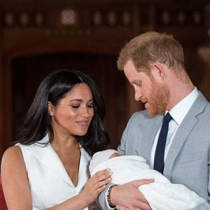 Le 8 mai 2019, le Duc et de la Duchesse de Sussex avec leur petit garçon (dont le nom a été annoncé plus tard comme Archie Harrison Mountbatten-Windsor), lors d'une séance de photos dans le St George's Hall au Château de Windsor dans le Berkshire. Photo : Dominic Lipinski/PA Wire