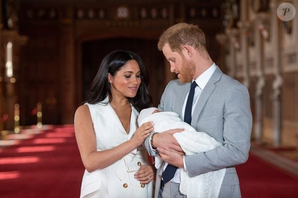 Le 8 mai 2019, le Duc et de la Duchesse de Sussex avec leur petit garçon (dont le nom a été annoncé plus tard comme Archie Harrison Mountbatten-Windsor), lors d'une séance de photos dans le St George's Hall au Château de Windsor dans le Berkshire. Photo : Dominic Lipinski/PA Wire