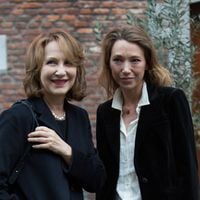 Nathalie Baye prise en charge, sa fille Laura Smet sort du silence et apporte une précision de taille