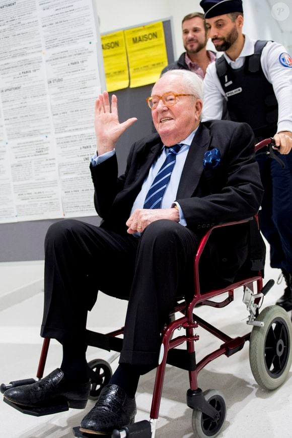 Jean-Marie Le Pen, ancien président du Front National,  arrive en fauteuil roulant dans la salle d'audience 4.22 du tribunal de Paris le 9 octobre 2019.

© JB Autissier / Panoramic / Bestimage