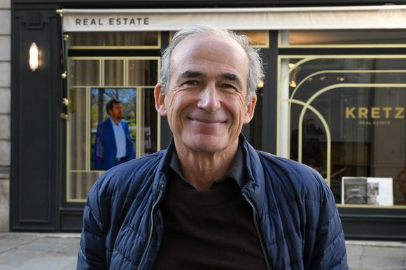 Olivier Kretz - La famille Kretz, rendue célèbre par la série L'Agence diffusée sur Netflix, inaugure sa première agence immobilière physique à Paris, dotée de six pièces au 100 rue du Bac, dans le 7ème arrondissement de Paris, France, le 2 février 2026. © Lionel Urman/Bestimage