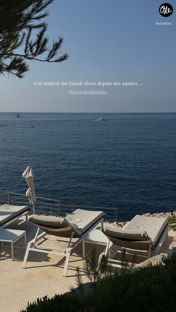 Iris Mittenaere heureuse d'être invitée aux "Roches blanches" à Cassis. Photo partagée sur Instagram le 4 août 2026.