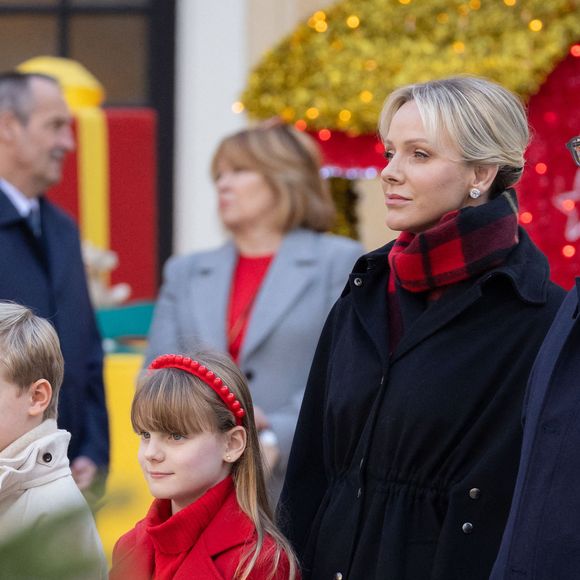 Le prince Albert II de Monaco et la princesse Charlène de Monaco, Le prince Jacques de Monaco, marquis des Baux, La princesse Gabriella de Monaco, comtesse de Carladès - La famille princière de Monaco offre les traditionnels cadeaux de Noël aux enfants monégasques dans la Cour du Palais Princier, le 18 décembre 2024. 
© Olivier Huitel / Pool Monaco / Bestimage