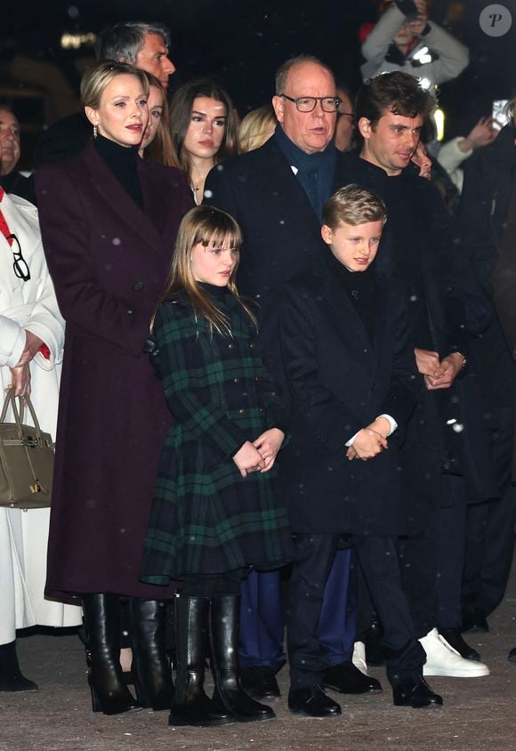 Habillée dans un ensemble de costume beige très élégant, la maman des jumeaux Jacques et Gabriella est apparue notamment avec des formateurs de la Croix Rouge.

Le prince Albert II de Monaco, La princesse Charlène de Monaco, La princesse Gabriella de Monaco, comtesse de Carladès, Le prince Jacques de Monaco, marquis des Baux - La famille princière de Monaco lors de l'embrasement de la barque dans le cadre des célébrations de la Sainte-Dévote, Sainte Patronne de Monaco le 26 janvier 2024. © Claudia Albuquerque / Bestimage