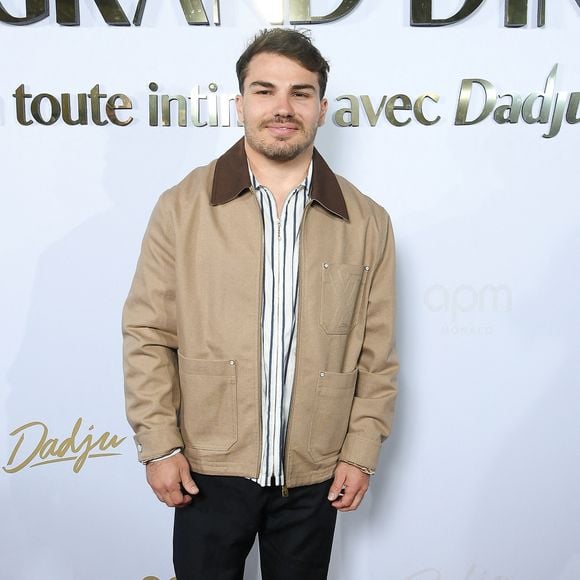Antoine Dupont et l ex Miss France Iris Mittenaere au photocall du Grand Dîner en toute intimité avec Dadju sur la plage de l'hôtel Carlton en marge du 78ème Festival International du Film de Cannes, France, le 17 mai 2025. © Lionel Urman/Bestimage
