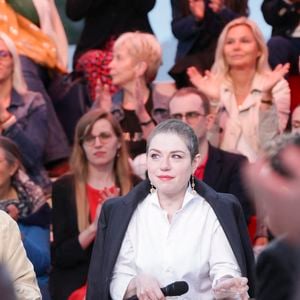 Exclusif -  Claude Lelouch, Emilie Dequenne sur le plateau de l'émisson "C à vous" lors du 77ème Festival International du Film de Cannes le 15 mai 2024.
L’année dernière, en octobre, Émilie Dequenne a annoncé sur son compte Instagram être atteinte d’un « cancer rare ». Malgré les craintes, six mois plus tard, elle a révélé être en rémission complète.

Cette bonne nouvelle, elle l’avait partagée en avril 2024 sur son compte Instagram également. À cette occasion, elle a révélé sa « nouvelle coiffure » présentant des cheveux très courts et gris. Après cette bataille contre la maladie, Émilie Dequenne est revenue plus forte que jamais et l’a démontré en montant les marches. © Jack Tribeca / Bestimage