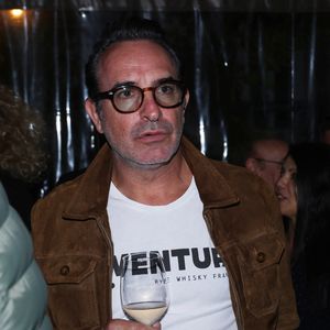 Jean Dujardin - Vernissage de l'exposition photos et du livre "La Boxe fait son cinéma" à l’hôtel Brach à Paris le 23 Septembre 2025. Ces clichés rendent hommage à plus de cinquante acteurs immortalisés dans des scènes où le noble art rencontre le 7ème art. © Denis Guignebourg/Bestimage