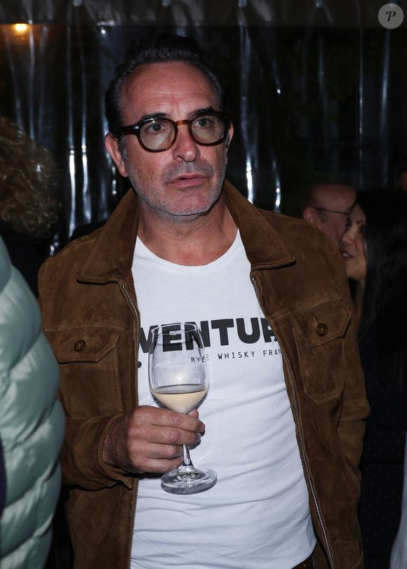 Jean Dujardin - Vernissage de l'exposition photos et du livre "La Boxe fait son cinéma" à l’hôtel Brach à Paris le 23 Septembre 2025. Ces clichés rendent hommage à plus de cinquante acteurs immortalisés dans des scènes où le noble art rencontre le 7ème art. © Denis Guignebourg/Bestimage