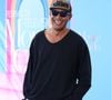 Sous son charme, il lui aurait offert de l'argent, des cadeaux et des bijoux avant que Miranda Grosvenor ne finisse par disparaître des radars.

Yannick Noah au photocall du téléfilm "Mort sur terre battue" lors du 64ème Festival de télévision de Monte-Carlo, le 17 juin 2025. © Denis Guignebourg / Bestimage