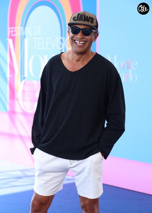 Sous son charme, il lui aurait offert de l'argent, des cadeaux et des bijoux avant que Miranda Grosvenor ne finisse par disparaître des radars.

Yannick Noah au photocall du téléfilm "Mort sur terre battue" lors du 64ème Festival de télévision de Monte-Carlo, le 17 juin 2025. © Denis Guignebourg / Bestimage
